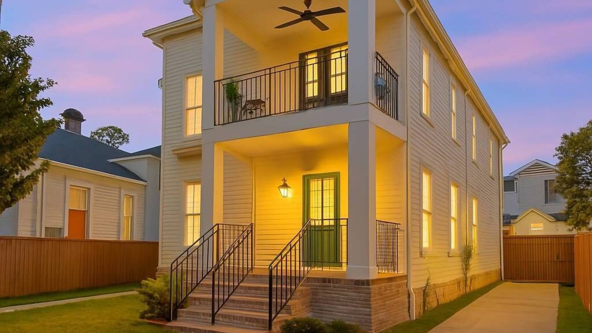 Touro House | *New* Renovated Gem/Parking: Walk 2 Magazine St
