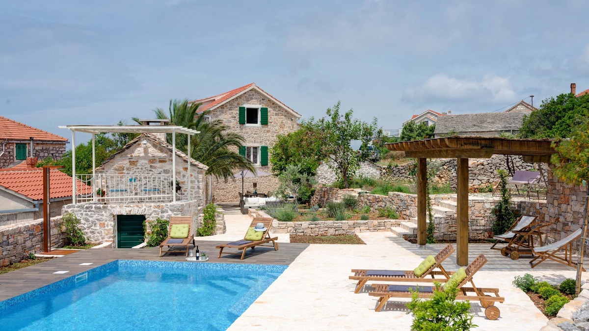 Gornje Selo Villa | NEW renovated stone house-authentic spirit of Dalmatia+pool, 2 CARS incl!