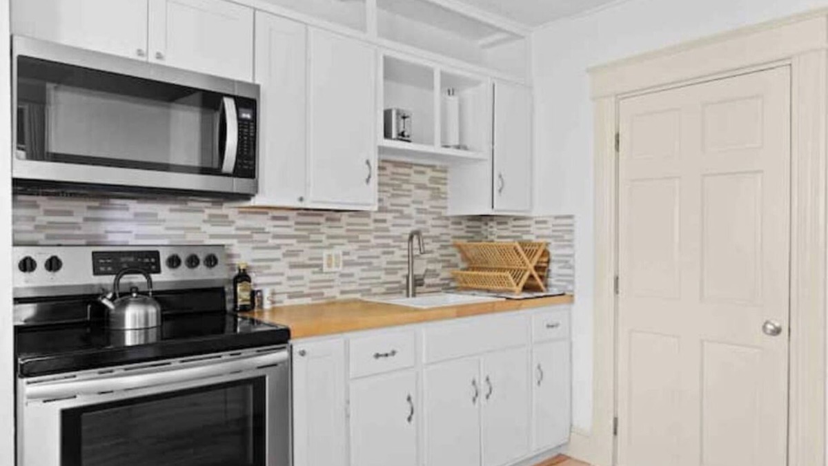 South End Apartment | New Renovation: parking & yard, hill section!nn