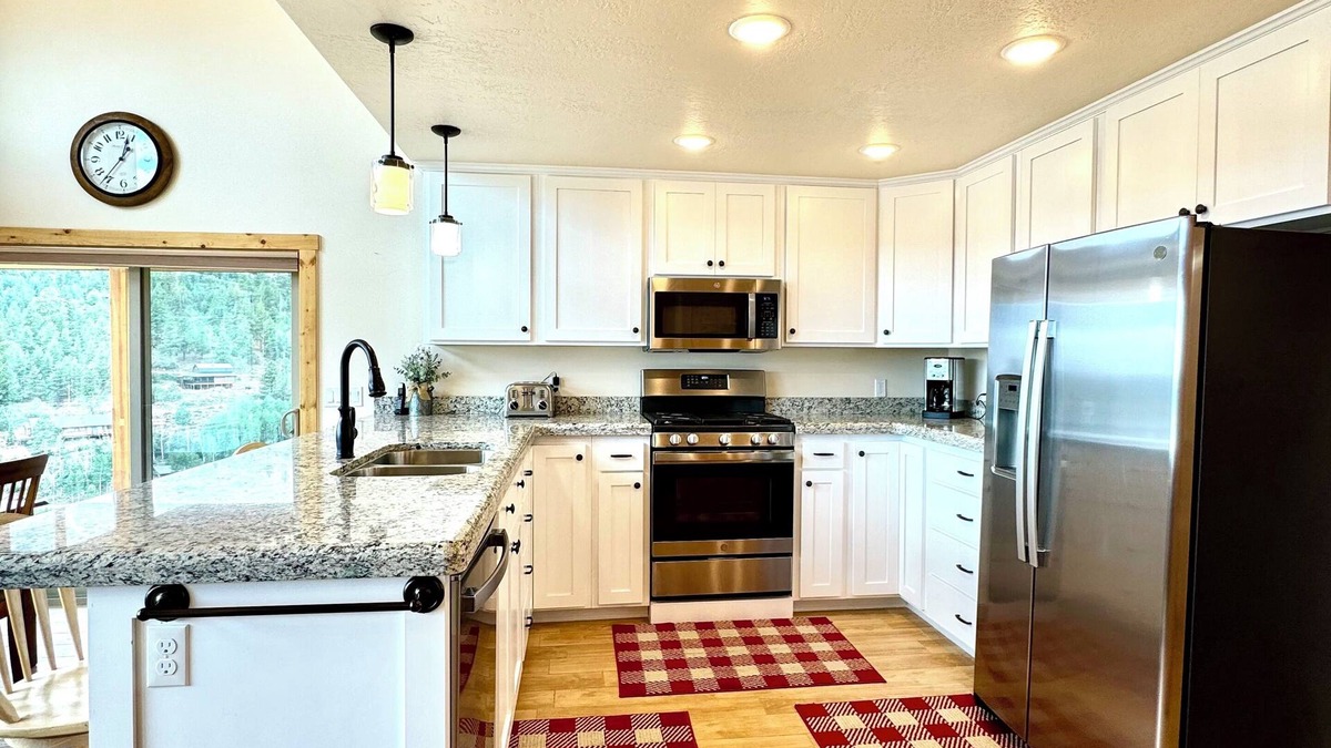 Mammoth Creek Cabin | New Rental. Sleeps 8. Family Getaway with Great Views of Panguitch Lake & Sunset