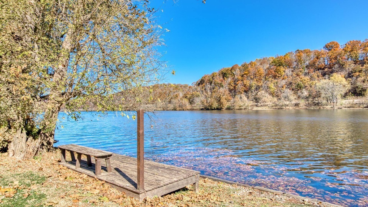 Belspring Cabin | New River 3BR - Fishing, Kayaking, Hot tub, VT Game Weekends