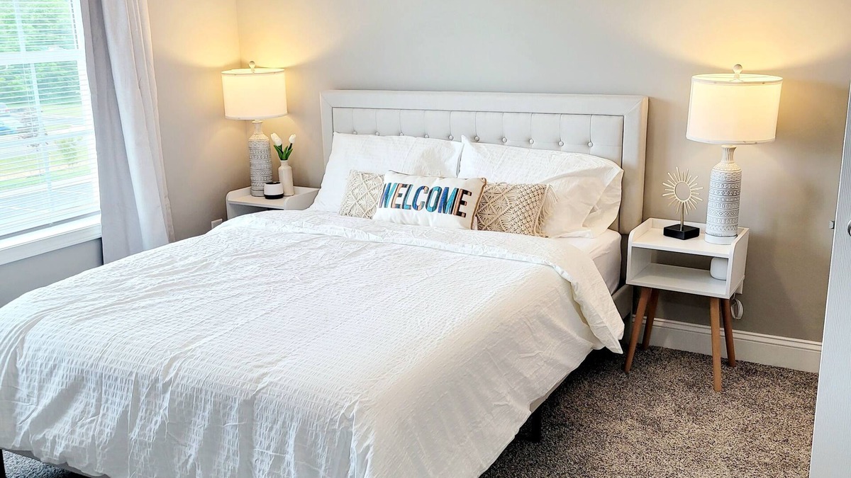 Haven Heights Villa | New River Gem - Near RU, Virginia Tech & Carillion - Pet Friendly, Extended Stay