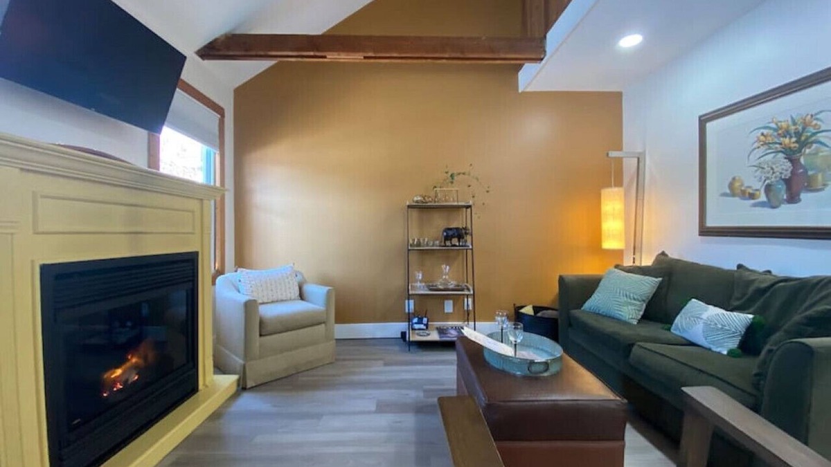 Hurleyville House | New! Romantic Agrihood Bungalow Getaway-Fireplace/WiFi