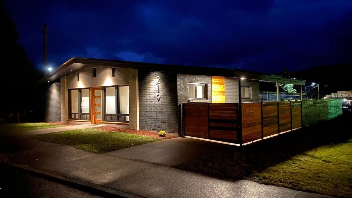 Mossyrock House | New Romantic vacation home by lakes w/hot tub.