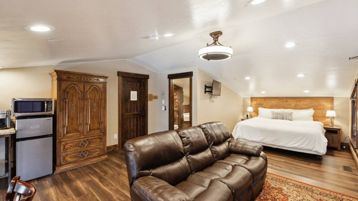 Colorado City Condo | NEW! Room 31 - Sunset Suite by Zion Cliff Lodge