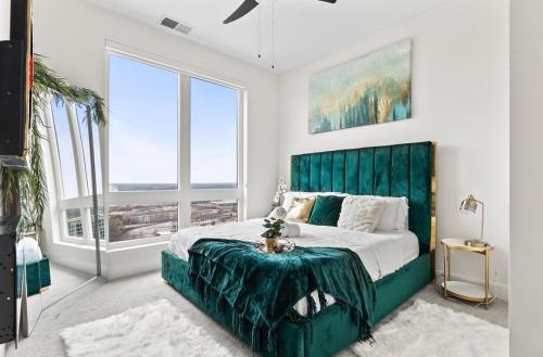 Home Park Apartment | NEW! Royal Penthouse King Bed Amazing Views!