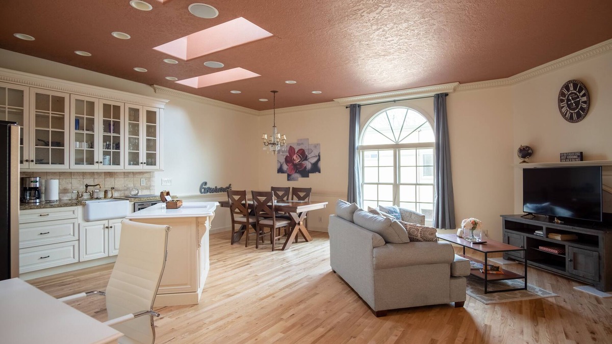 East End House | NEW* Sammy's Place! Clean, Comfy, Stylish & Peaceful - Entire East End Townhouse