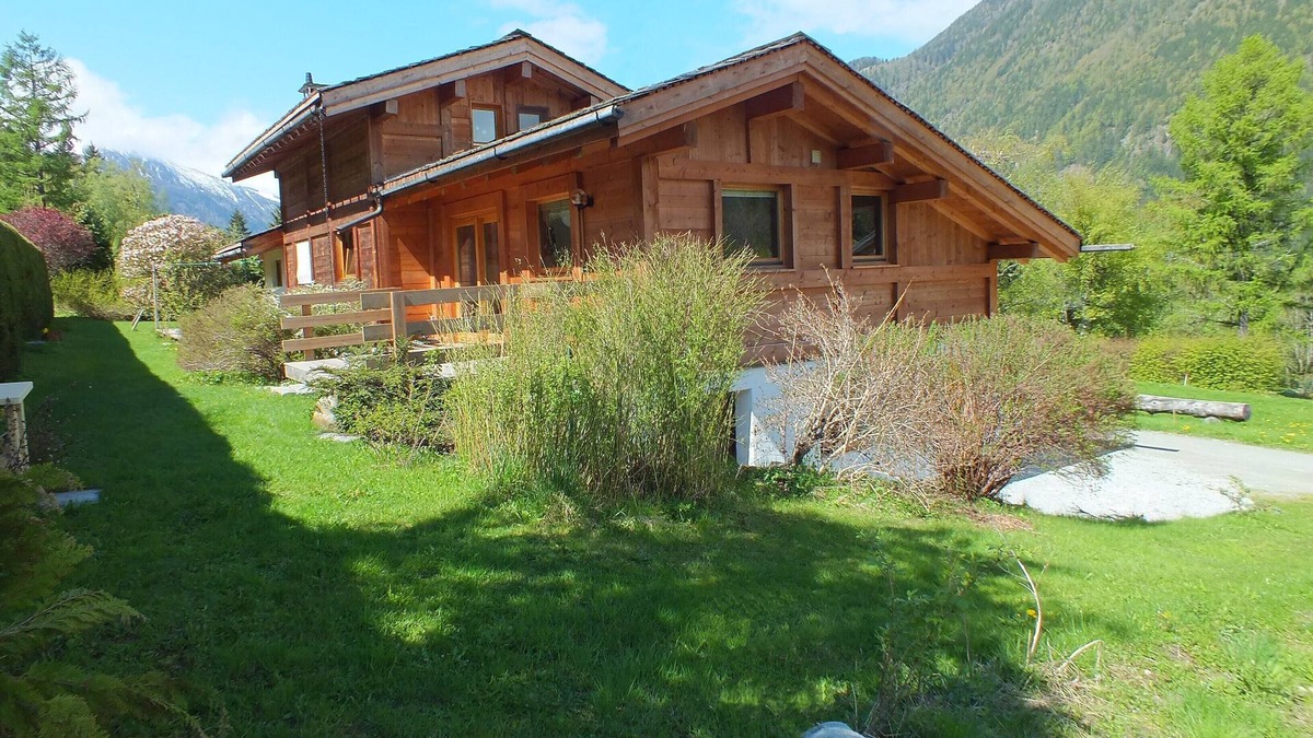 Les Bossons Ski Chalet | new semi-detached chalet, quiet and comfortable. With 2 bedrooms and 2 bathrooms.