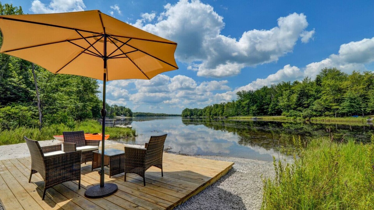Tobyhanna House | NEW Serene Lakefront Retreat|Hot Tub, Fire Pit & GameRoom