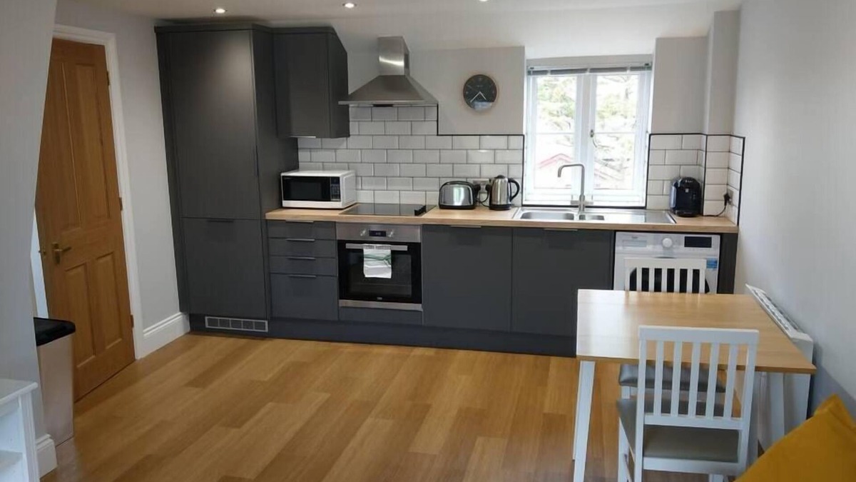 Husbands Bosworth Apartment | New Serviced 1-bed Apartment - inc private parking