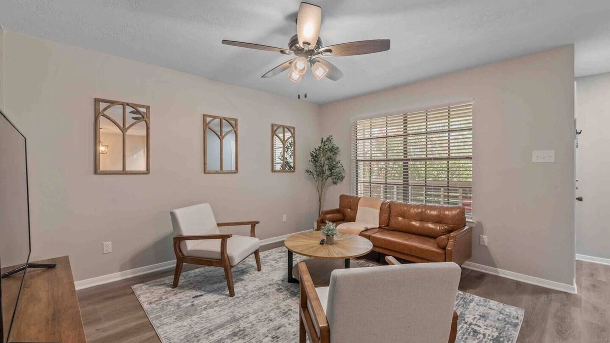 Southwood Valley House | New! Simplistic Getaway - 3 miles to campus!