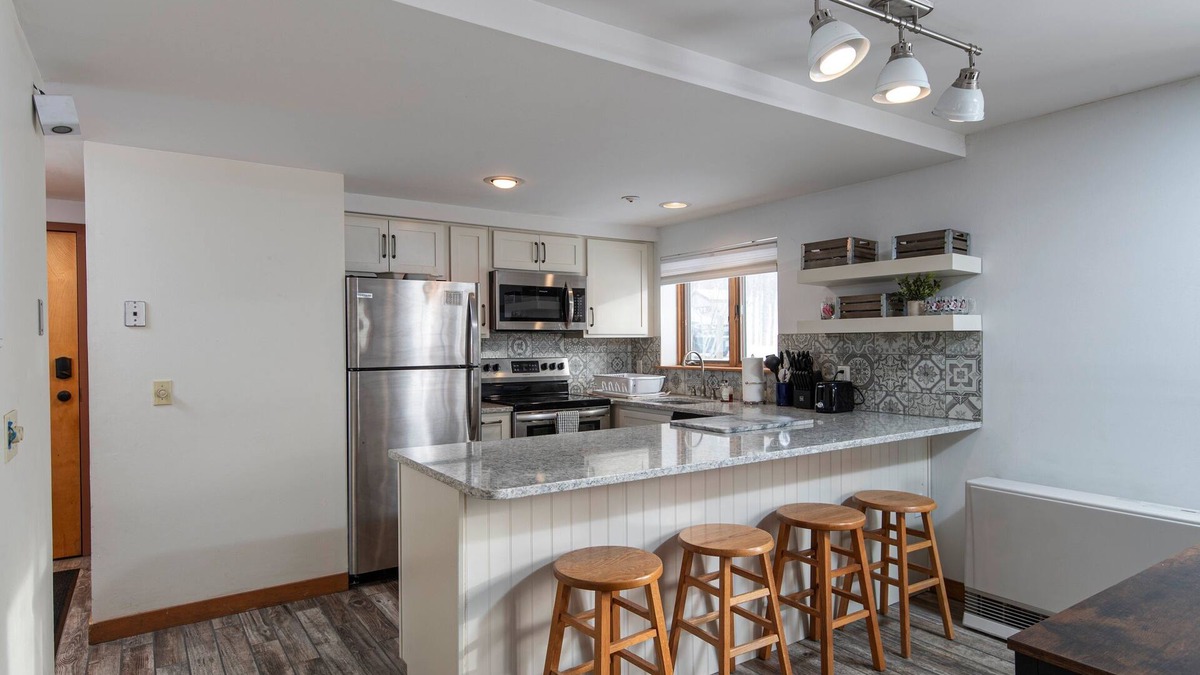 West Dover Condo | NEW Ski in/out condo with Mt views, hot tub, porch, gym & wifi!