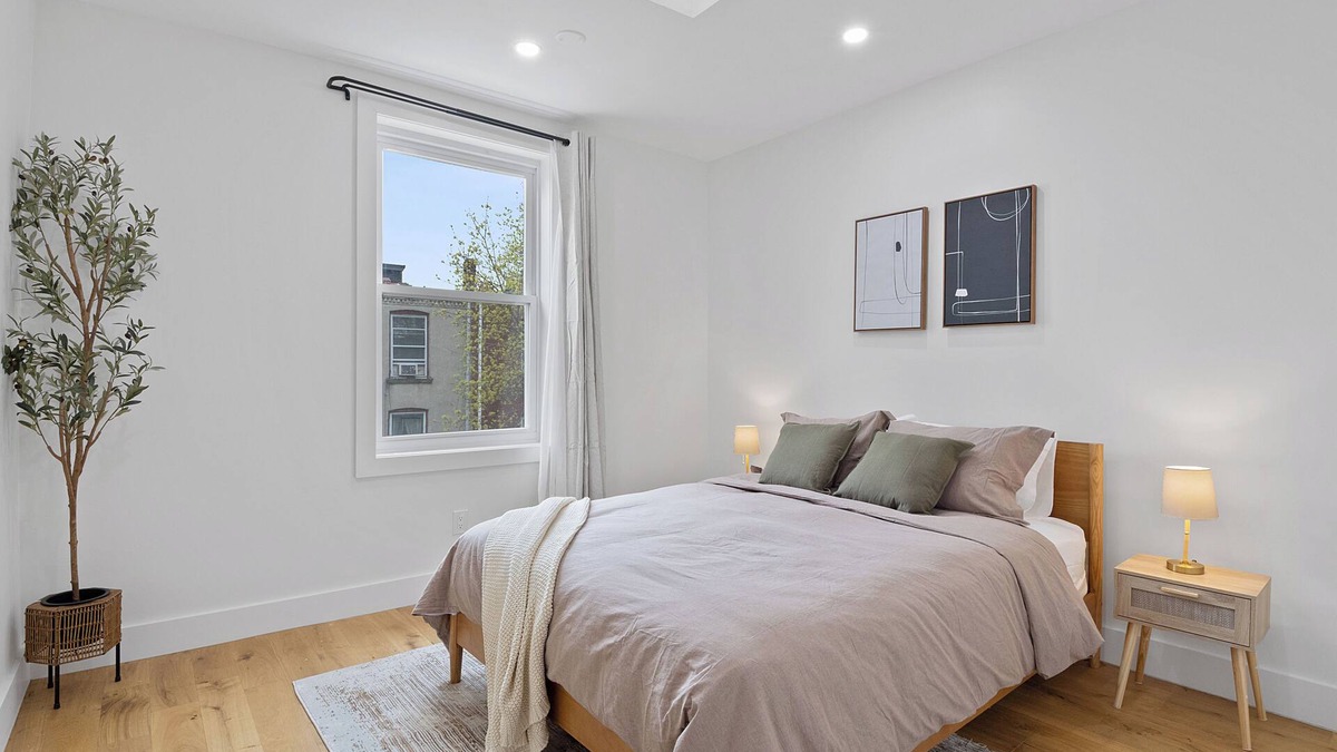West Side House | NEW! Spacious 2BR/2BA Brownstone; Under 10 Mins Drive to All Path Trains