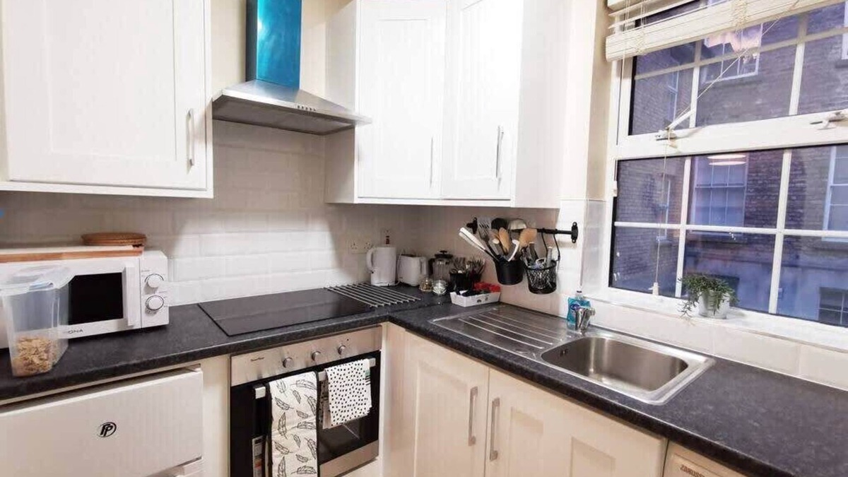 City Centre Dublin Apartment | NEW Spacious & central 3bedroom apartment TV& WIFI