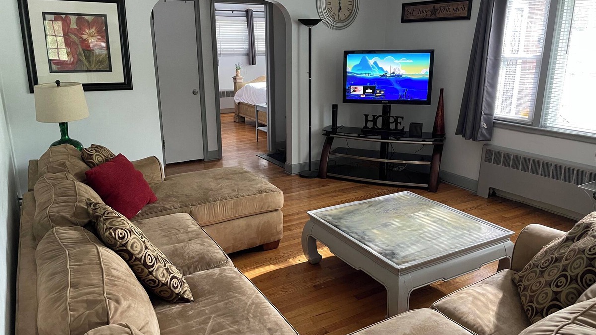 Windsor House | NEW: Spacious & Convenient Hideaway!Centrally located & 10 min from airport!