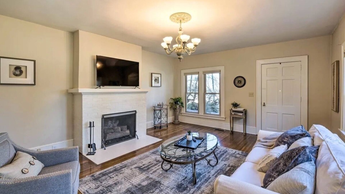 Bristol Villa | NEW! Spacious Downtown Villa w/King + Garden Views
