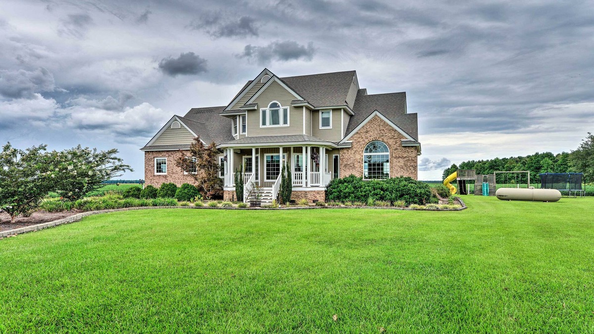 Columbia House | NEW! Spacious Family Getaway w/ Deck & Game Room!