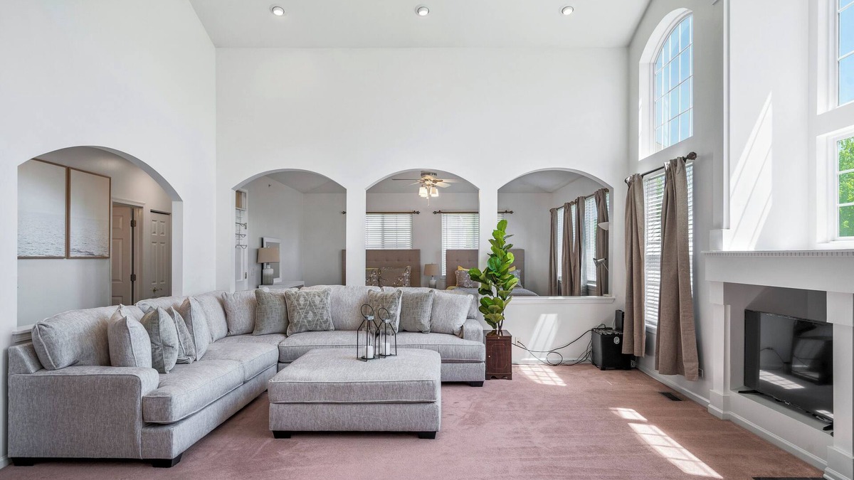 Hoffman Estates House | New! Spacious Home 6BD/3BTH - Sleeps 16! in Hoffman Estates!