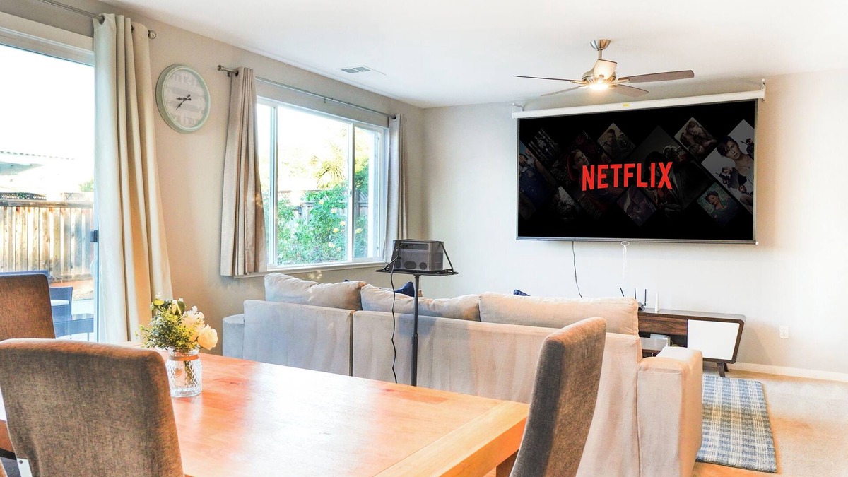 Lake Area House | New! Spacious House w/BBQ, theater, nice Newark with AC, BBQ, close to techs