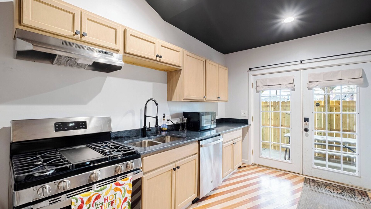 South Louisville House | New! Spacious, Newly Renovated 6-bedroom Townhome at Churchill Downs