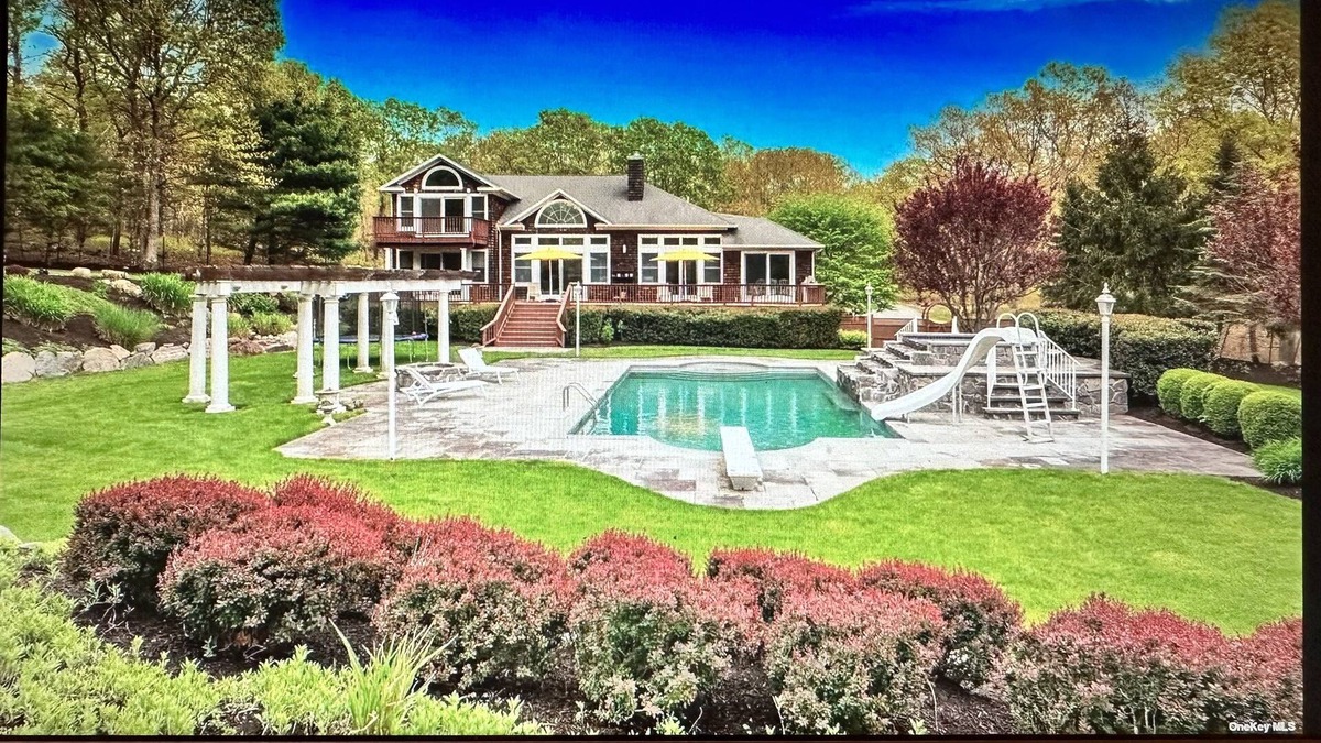 Hampton Bays House | NEW Spacious, Private Scandinavian Inspired