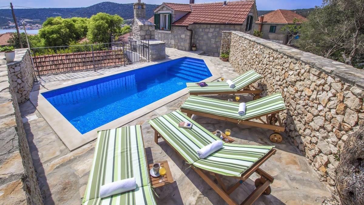 Vinisce Cabin | NEW STONE VILLA WITH HEATED POOL