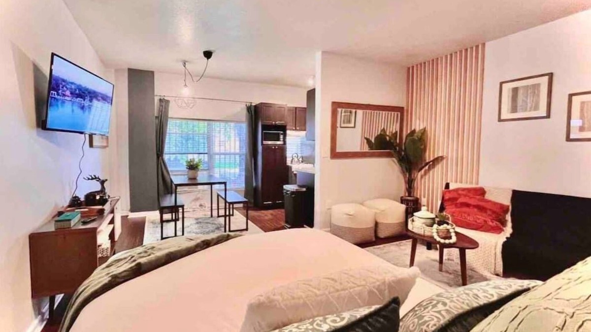 Little Haiti Apartment | New Studio cozy décor min. from beach & Wynwood