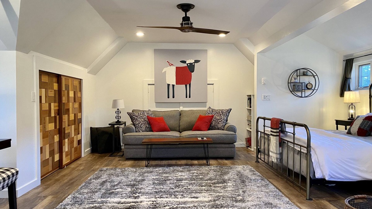 Stowe Apartment | NEW! Studio Loft in Stowe Hollow