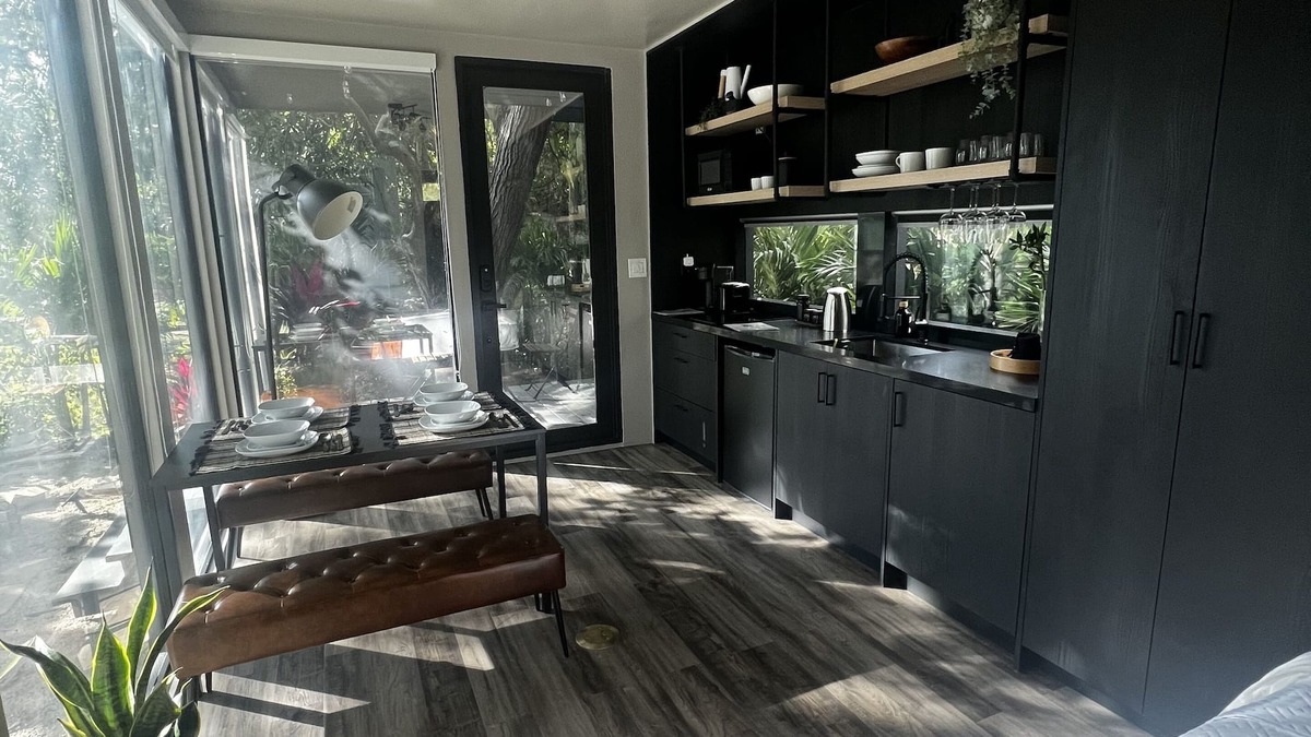 Seybold Cottage | *NEW Stunning minimalist tiny home in the city! Modern and stylish!
