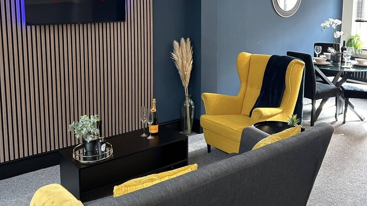 Church Gresley House | New! Stylish 2 bedroom home, with parking!