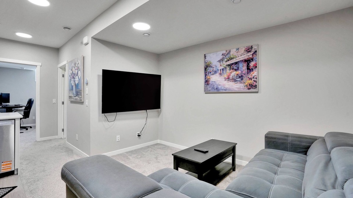 Southeast Calgary House | New Stylish 2BDR/3BED/2 FULL BATH/Well Equiped For Remote Work/Games