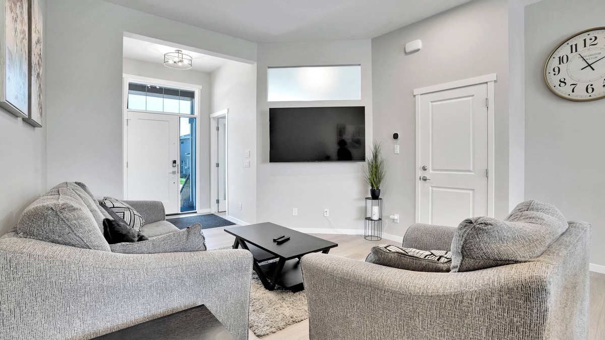 Southeast Calgary House | New Stylish 6BDR/8BED/4.5BATH/Well Equiped For Remote Work/Games