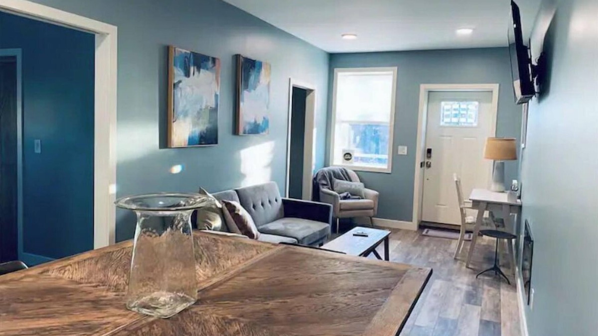 Halfmoon Apartment | NEW Stylish Apartment with Hot Tub