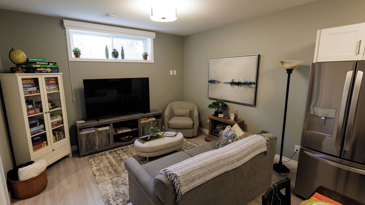 Saskatoon House | New Stylish Basement Suite | Private Entry | Quiet Neighborhood
