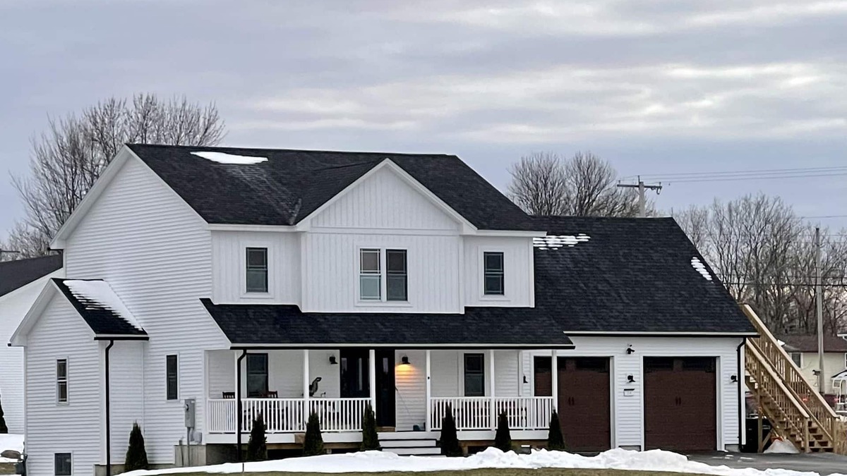 St. Albans Apartment | New Stylish, Cozy 2nd Story Studio. PVT Deck & Entrance Close To Downtown & Lake
