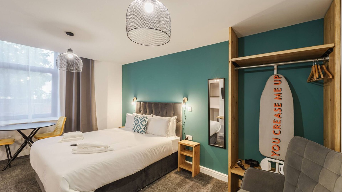 Derby Apartment | New Stylish King Room I Deluxe Studio App