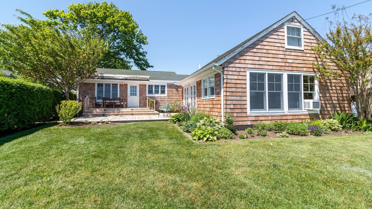 New Suffolk House | New Suffolk Waterfront Beach Cottage Steps From Water/Beach/Restaurants and More