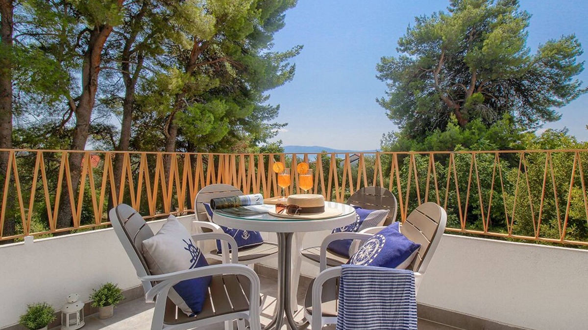 Gradac Apartment | ☼New & sunny apartment with balcony, parking space, bicycles & 3 min to beach☼