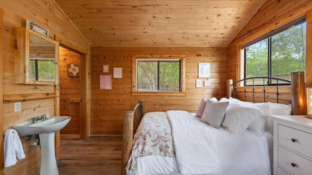Spicewood Cabin | *NEW Sunrise Lodge - Dawn Suites | Lake Views
