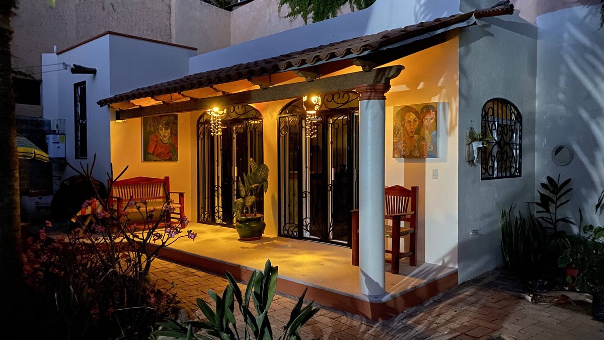 San Patricio Melaque Cottage | “NEW” ! Surround yourself with Modern Art. Walking 2 minutes from the beach.