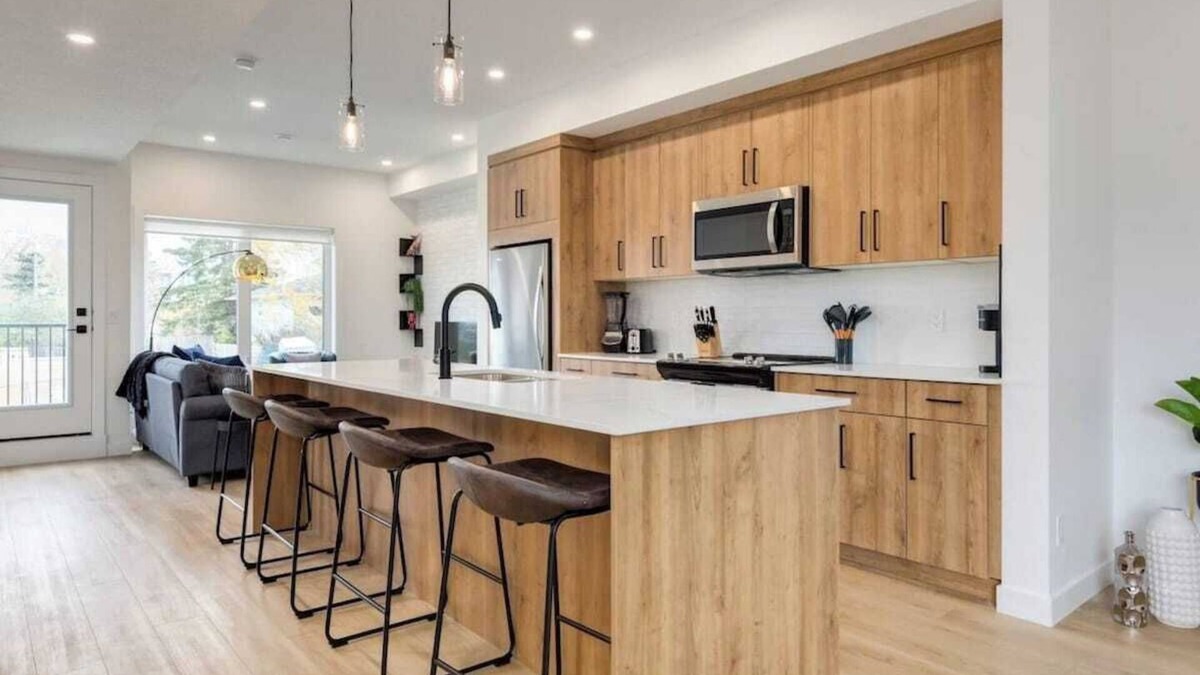 Shaganappi House | New SW 3BDR Pet friendly 17 Ave | DT | Groceries