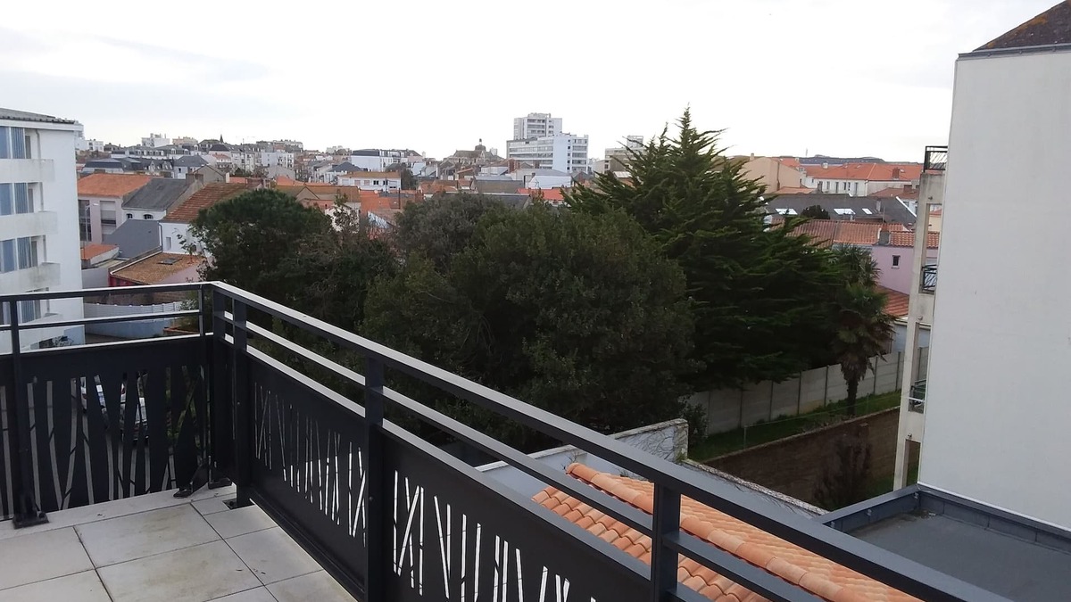 Les Sables d'Olonne Apartment | New T3 apartment, 2 terraces, 200m from train station 500m from beach, beach shuttle nearby