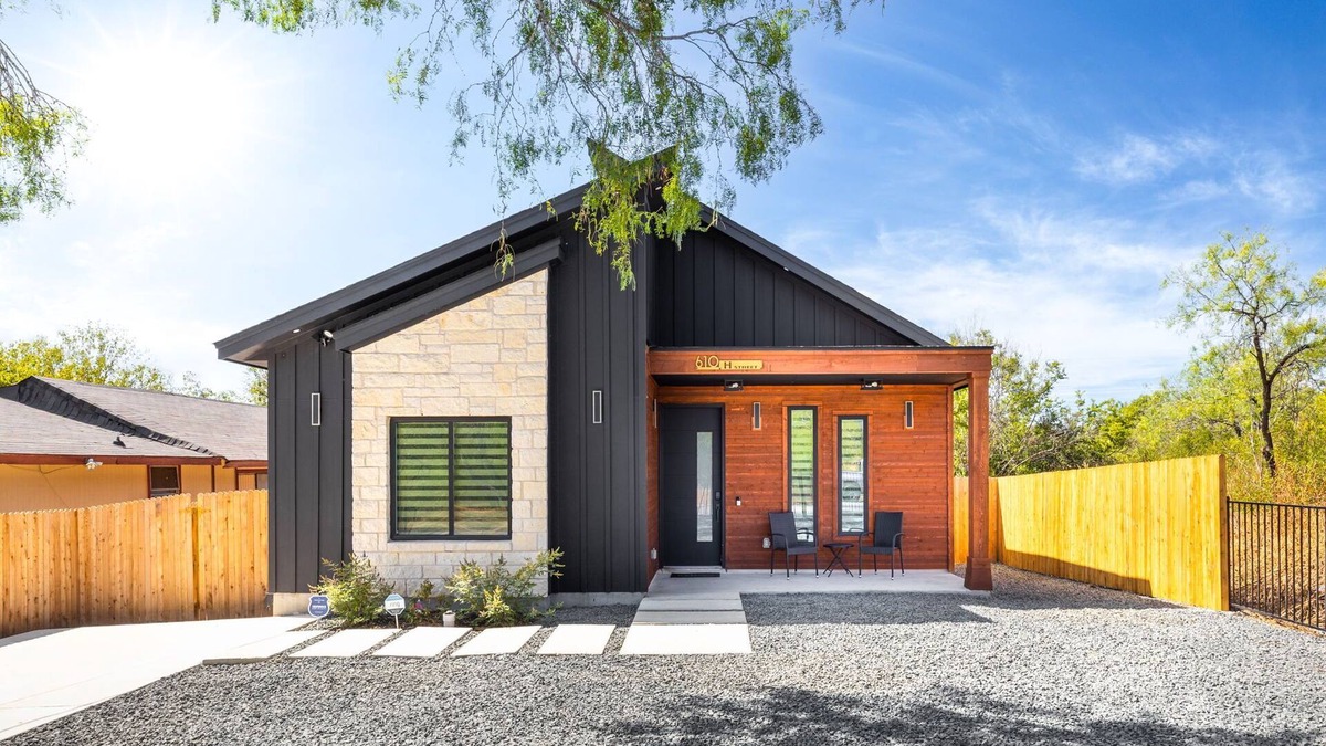 San Antonio House | New Texas Home close to downtown San Antonio, TX & minutes to Frost Bank Center