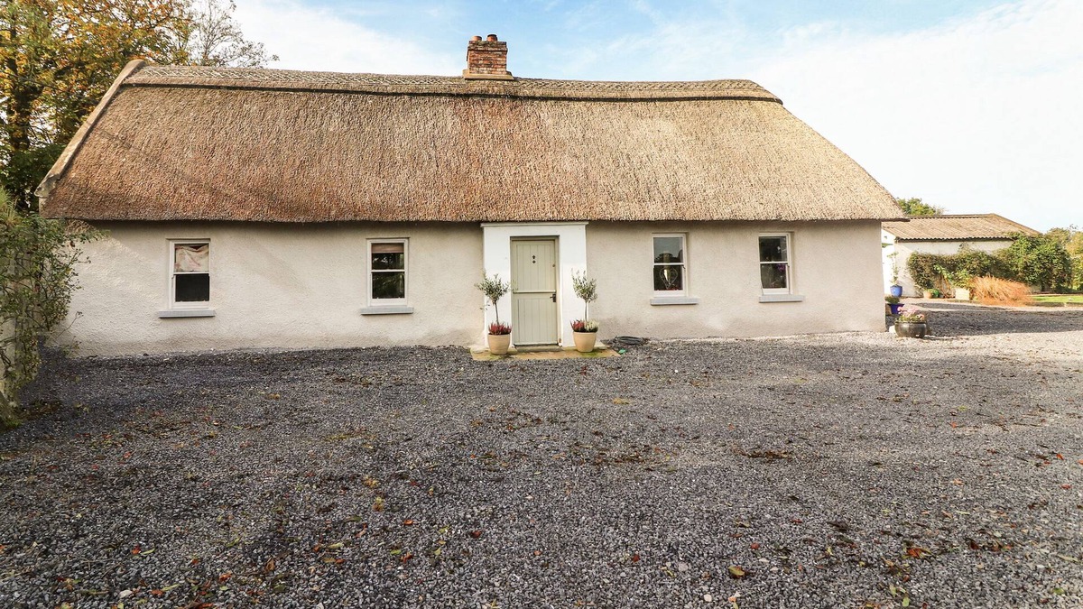 Knocklong Cottage | NEW THATCH FARM, family friendly in Knocklong, County Limerick