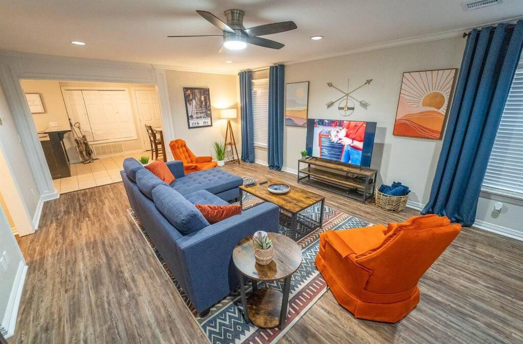 Chickasha House | NEW The Drover by USAO - King Bed - SmartTV - Quiet Street!