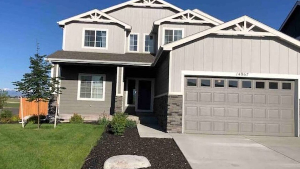 Longmont House | New, three bedroom house. Free parking on premises