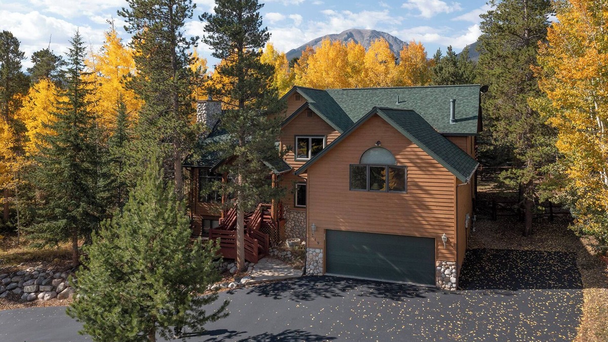 Three Peaks House | New to the rental market! Private hot tub!