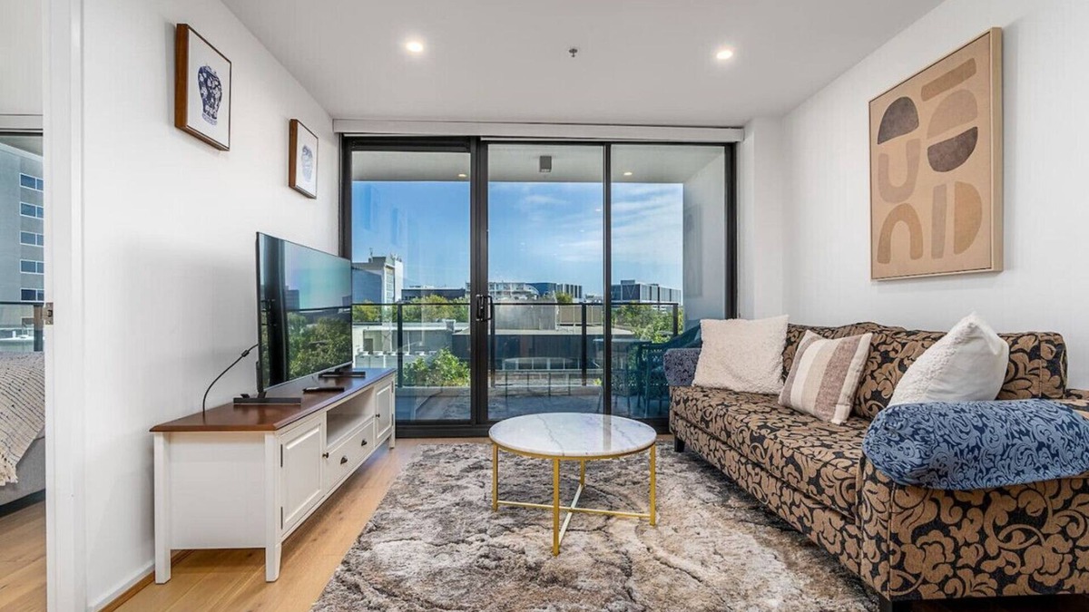 City East Apartment | New to VRBO: North-Facing APT 3 min to Canberra Times Fountain