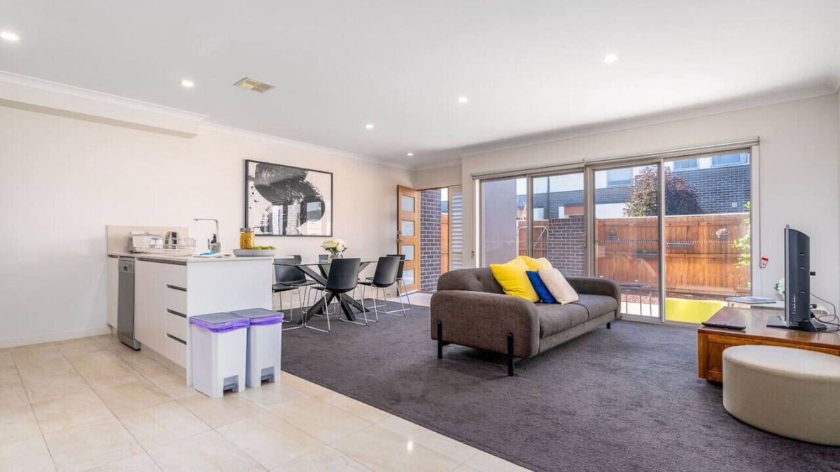 Franklin House | New to VRBO: Cheerful 4BR Townhouse w/Free Parking & WIFI