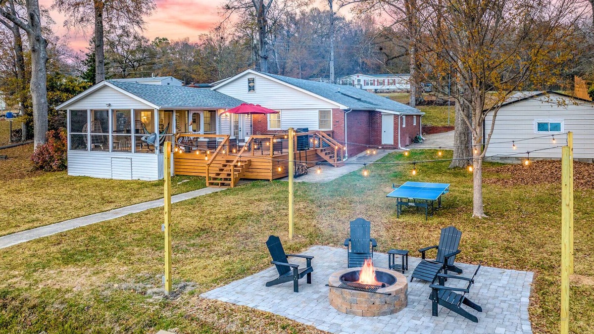 Waterloo House | ✨New to VRBO✨ Lakefront Getaway: Fire Pit ~ Dock ~ Games ~ Family & Pet Friendly